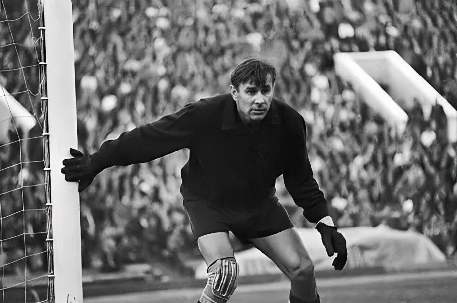 Top 5 Best Goalkeepers of All Time - Sports Samrath