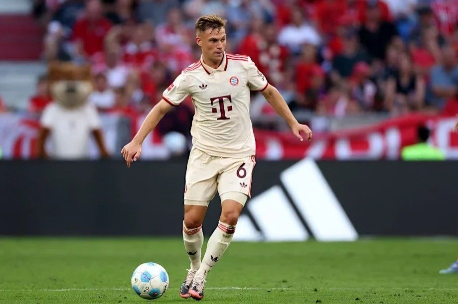 Top 10 Best Defensive Midfielders in Football 2026 4 Top 10 Best Defensive Midfielders in Football 2026 - Sports Samrath