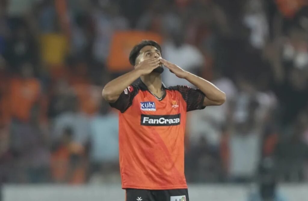 Top 10 Fastest Bowlers in IPL 2025 7 Fastest Bowlers in IPL 2025