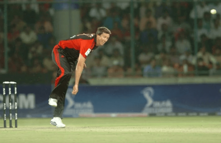 Top 5 Bowlers with the Best Economy Rates in IPL History 5 Top 5 Bowlers with the Best Economy Rates in IPL History