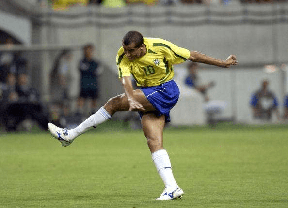 Top 10 Iconic Football Boots and the Legends Who Made Them Famous 4 Top 10 Iconic Football Boots and the Legends Who Made Them Famous