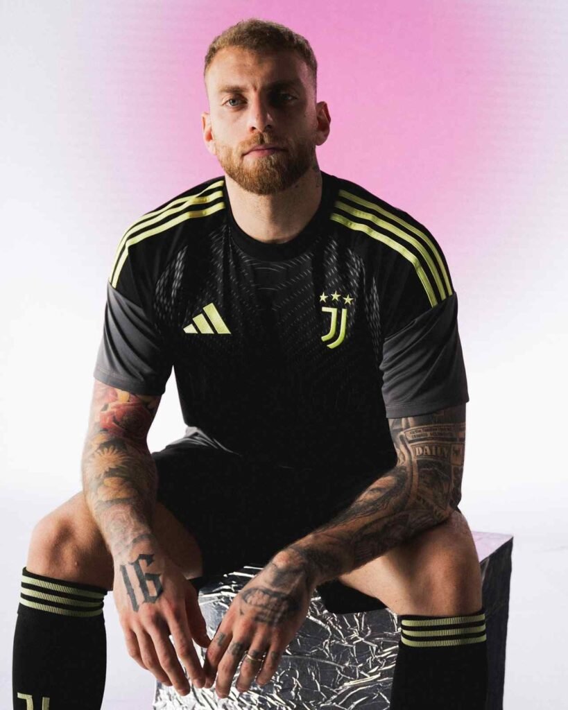 Top 10 Best Goalkeeper Jerseys of the 2025/26 Season 7 Top 10 Best Goalkeeper Jerseys