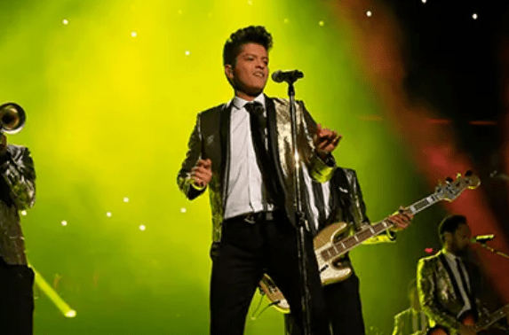 Top 10 Super Bowl Halftime Shows That Broke the Internet 8 Top 10 Super Bowl Halftime Shows That Broke the Internet