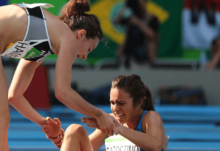 Top 10 Moments of Pure Sportsmanship : Remarkable Moments 8 Top 10 Moments of Pure Sportsmanship : Remarkable Moments