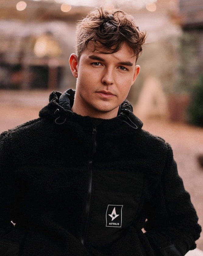 Top 10 Most Handsome Esports Players 3 Here Are The Top 10 Most Handsome Esports Players: