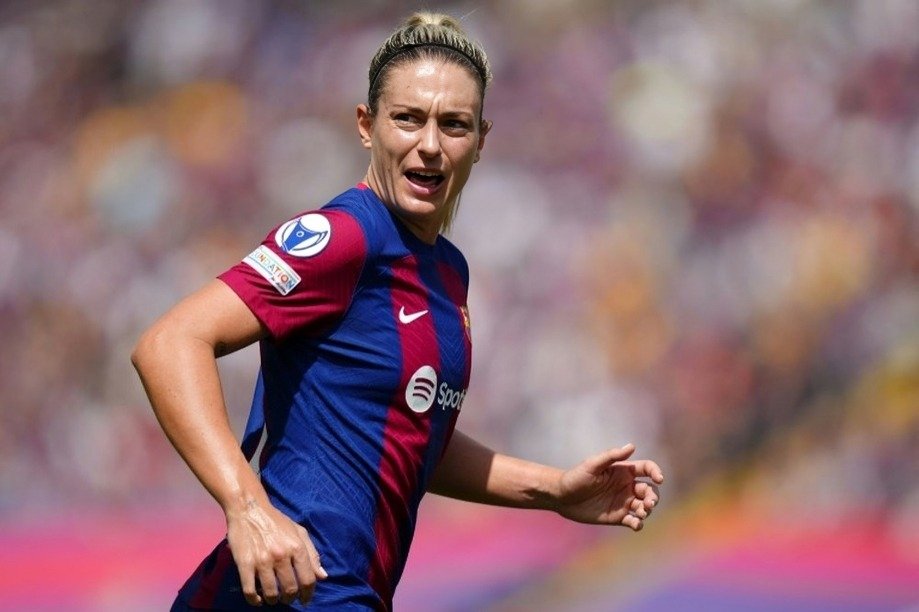 Top 10 Most Stunning & Hottest Female Footballers Of All Time In 2025