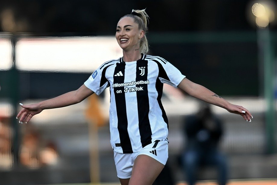 Top 10 Most Stunning & Hottest Female Footballers Of All Time In 2025