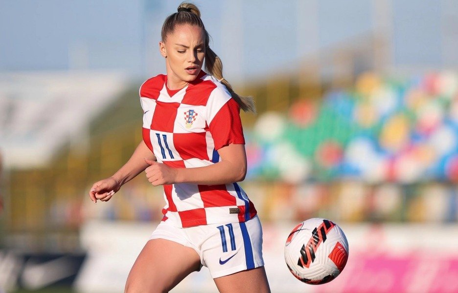 Top 10 Most Stunning & Hottest Female Footballers Of All Time In 2025