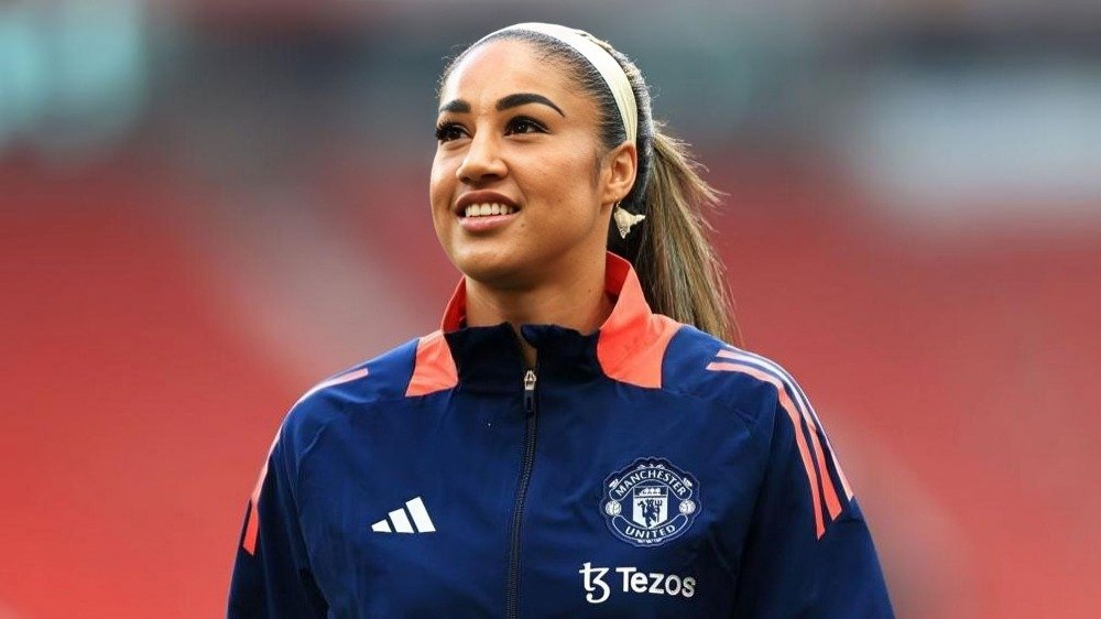 Top 10 Most Stunning & Hottest Female Footballers Of All Time In 2025