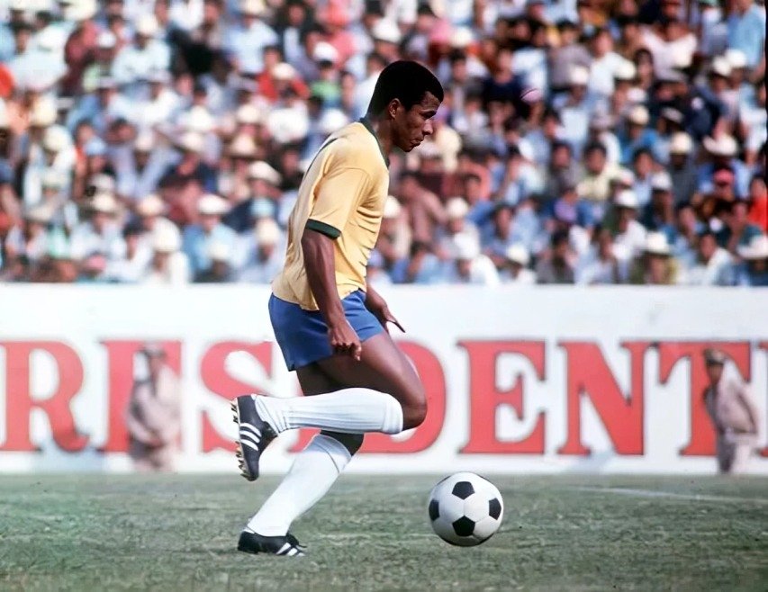 Top 10 Most Skillful Players in Football History: Dazzling Masters of Flair and Creativity