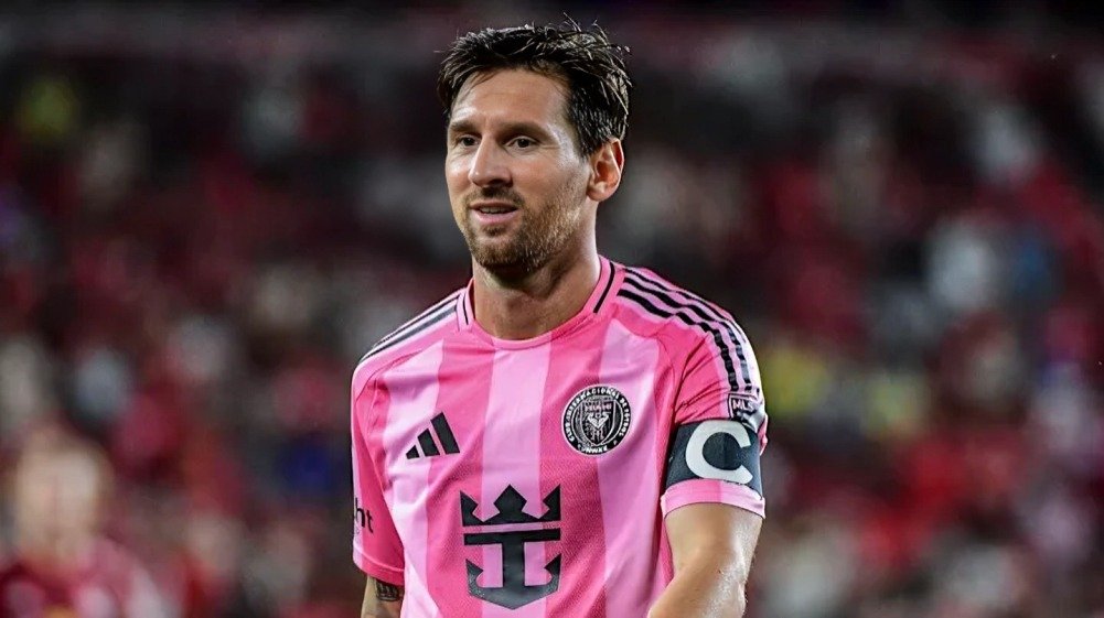 Top 10 Most Decorated Footballers in History – Icons of Success and Greatness