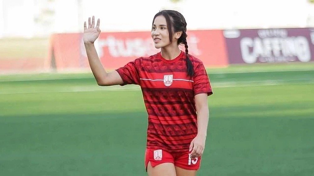 Top 10 Most Stunning & Hottest Female Footballers Of All Time In 2025