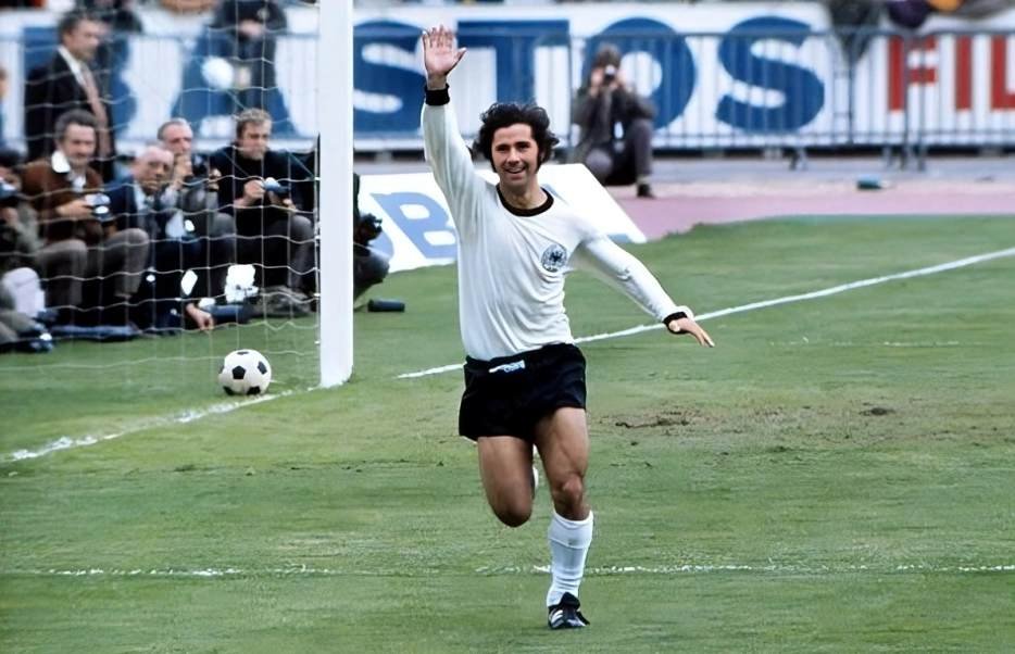 Top 10 Legendary Football Goalscorers In History 6 Top 10 Legendary Football Goalscorers In History