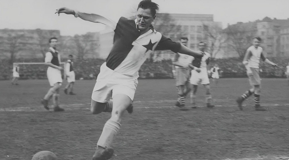 Top 10 Legendary Football Goalscorers In History 10 Top 10 Legendary Football Goalscorers In History