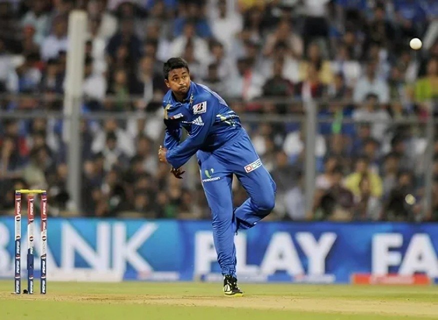 Top 10 Bowlers With Best Bowling Economy in IPL