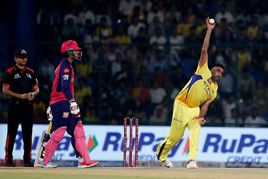 Top 10 Bowlers With Best Bowling Economy in IPL