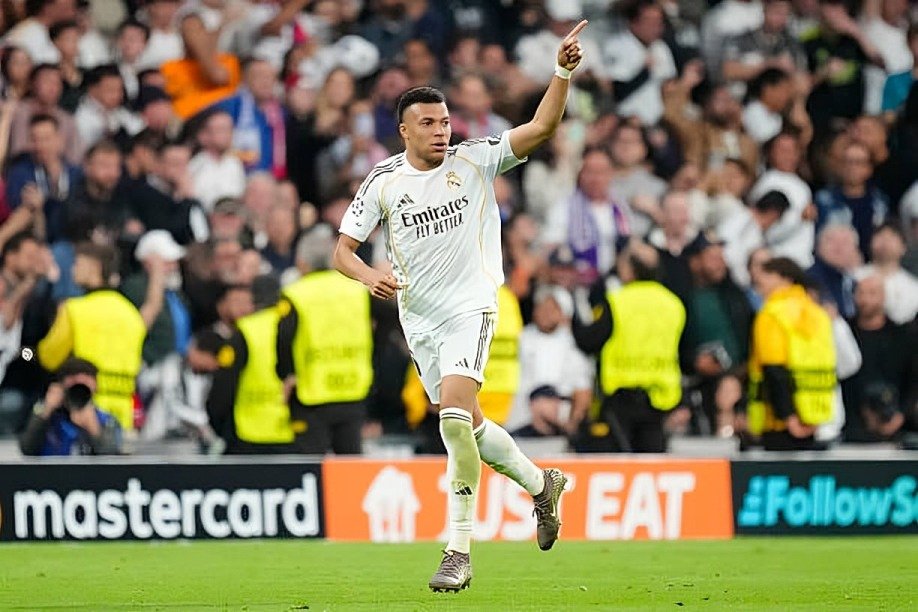 Ranking the Top 10 Men’s Soccer Players of the 21st Century 8 Ranking the Top 10 Men’s Soccer Players of the 21st Century